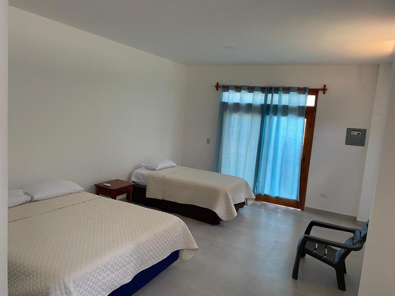 Hotel Penguin House Puerto Villamil Esterno foto