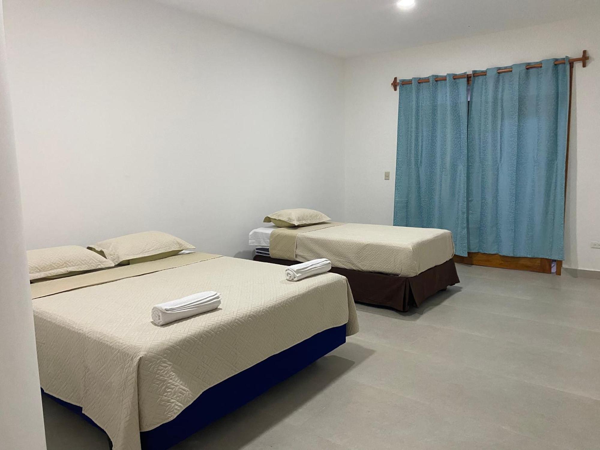 Hotel Penguin House Puerto Villamil Esterno foto
