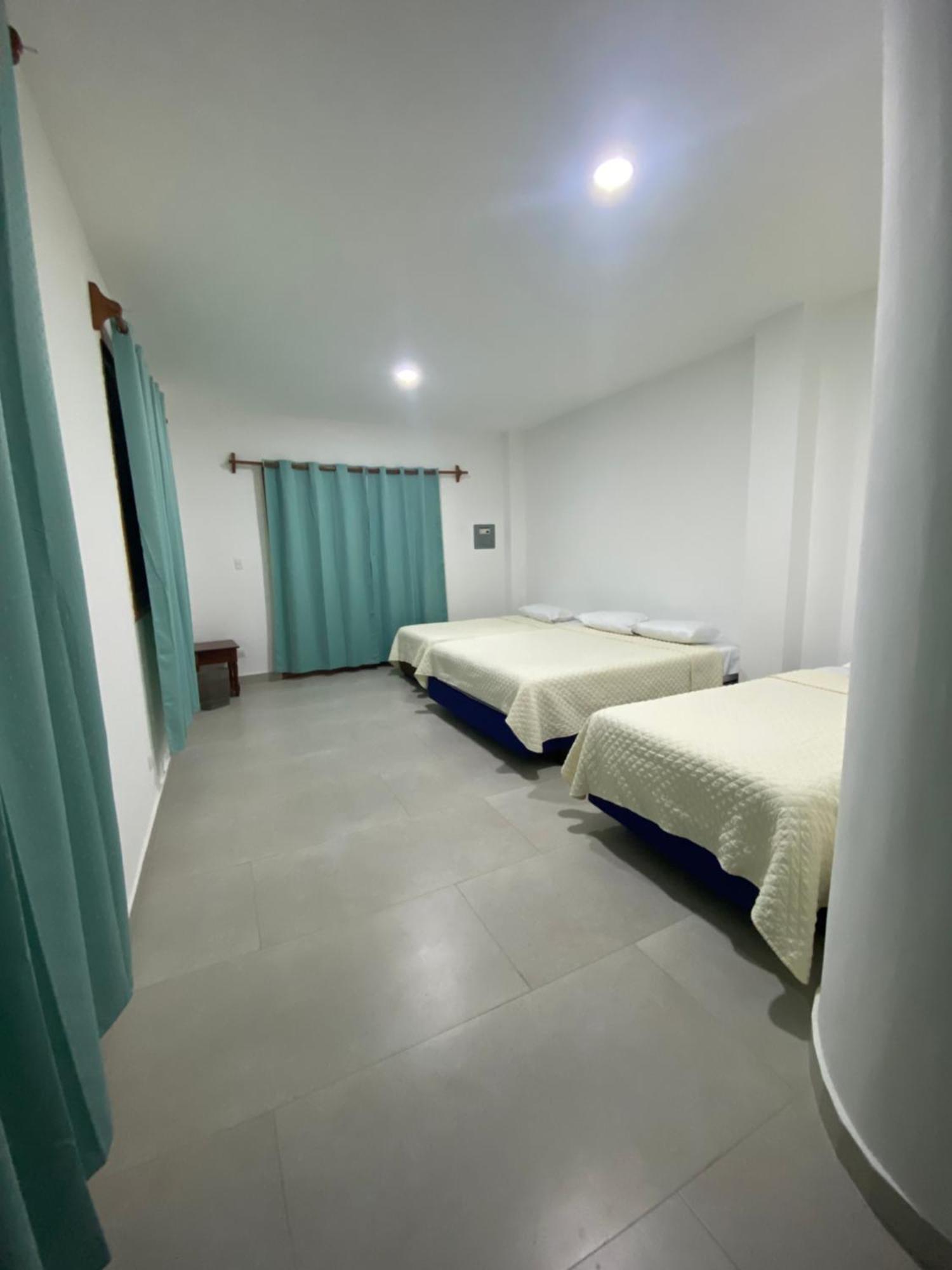 Hotel Penguin House Puerto Villamil Esterno foto