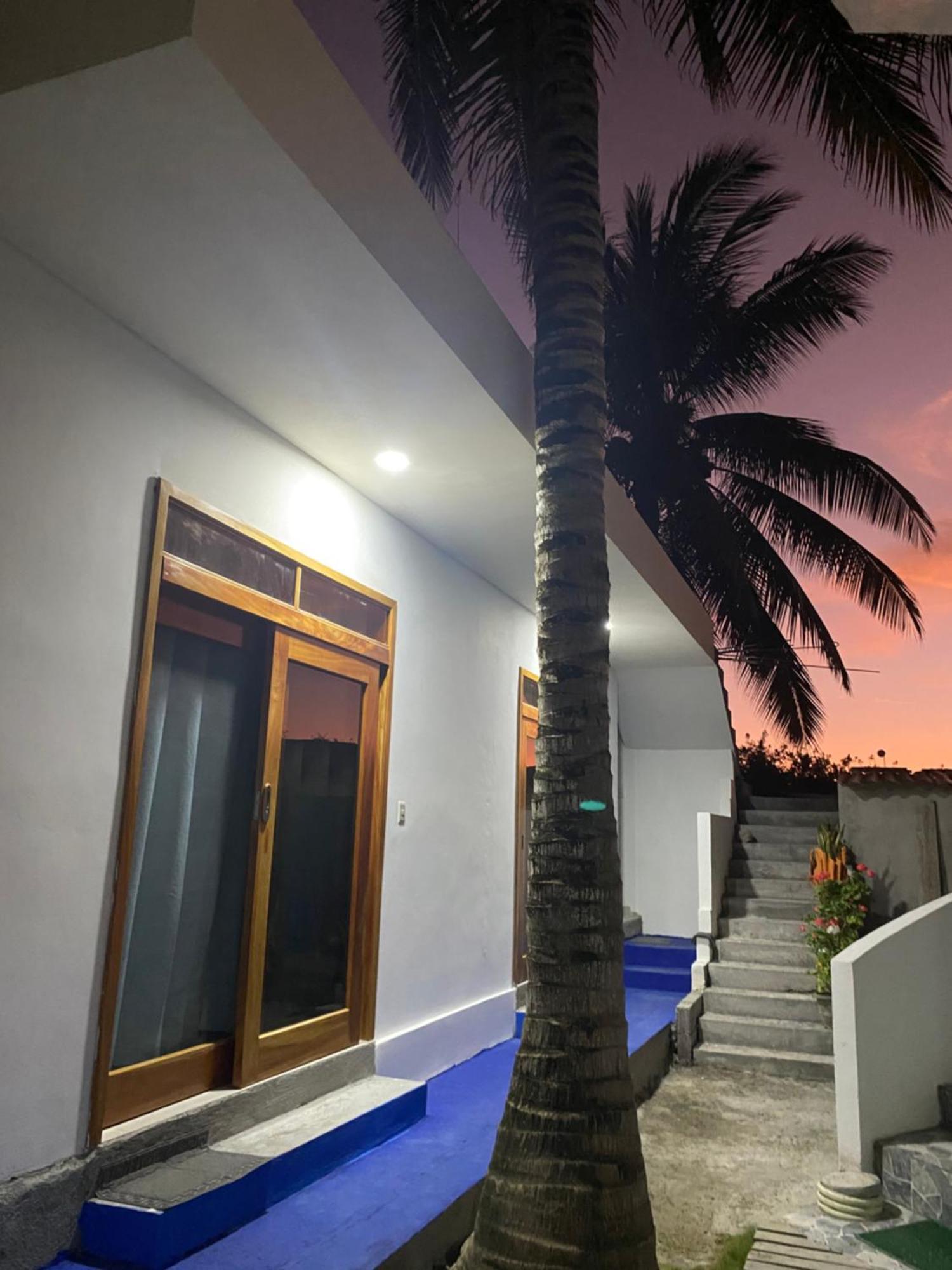 Hotel Penguin House Puerto Villamil Esterno foto