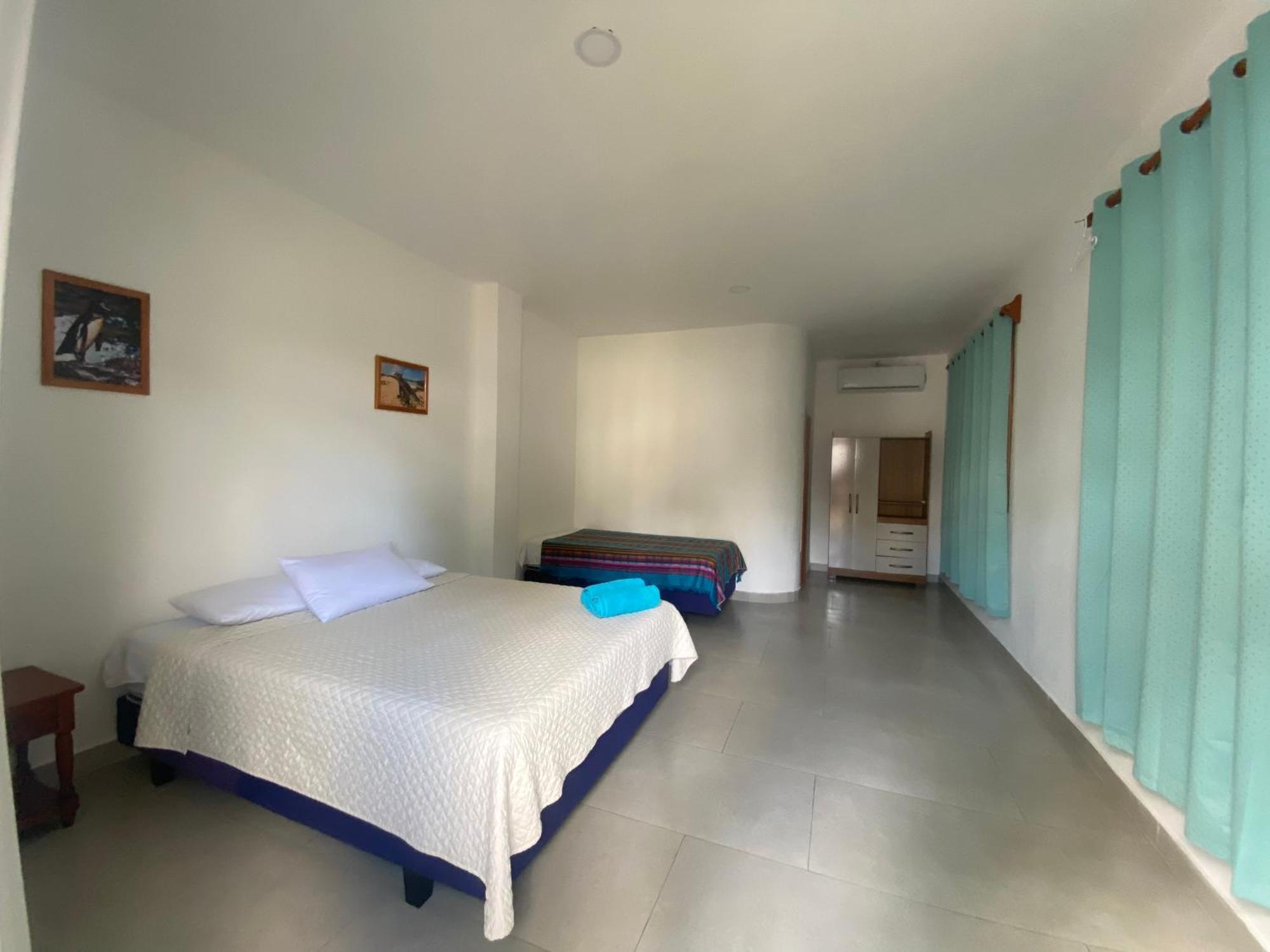 Hotel Penguin House Puerto Villamil Esterno foto